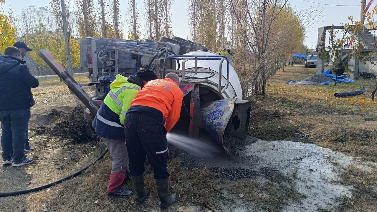 Devrilen beton mikseri içindeki beton boşaltılarak kaldırıldı