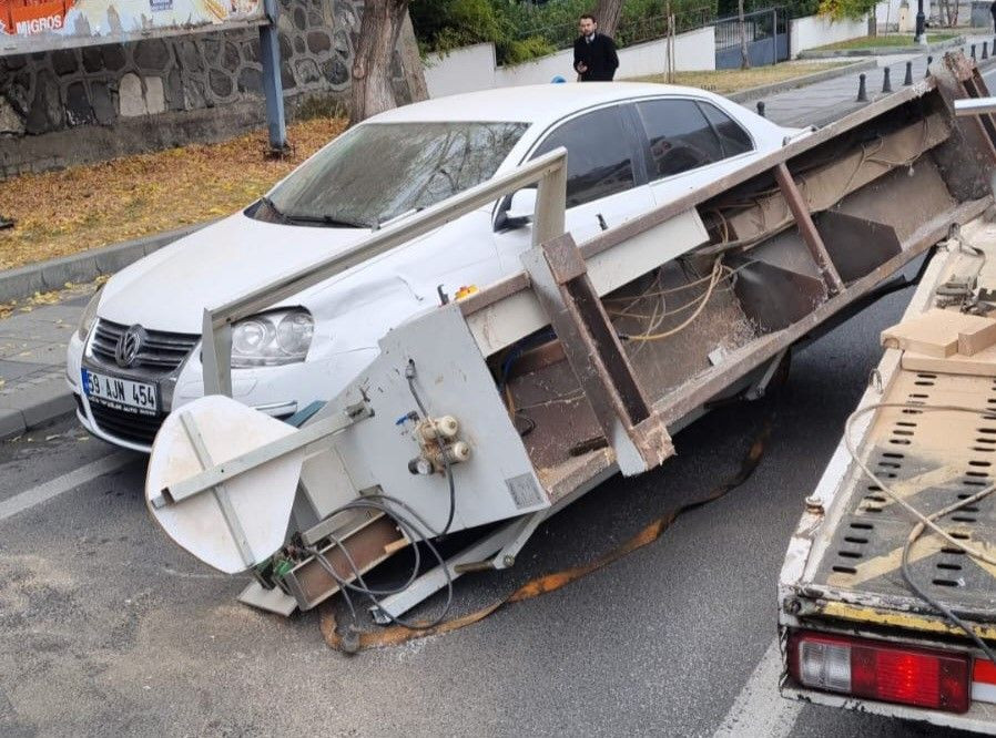 Kamyonetteki bıçkı makinesi otomobilin üzerine düştü - Sayfa 7