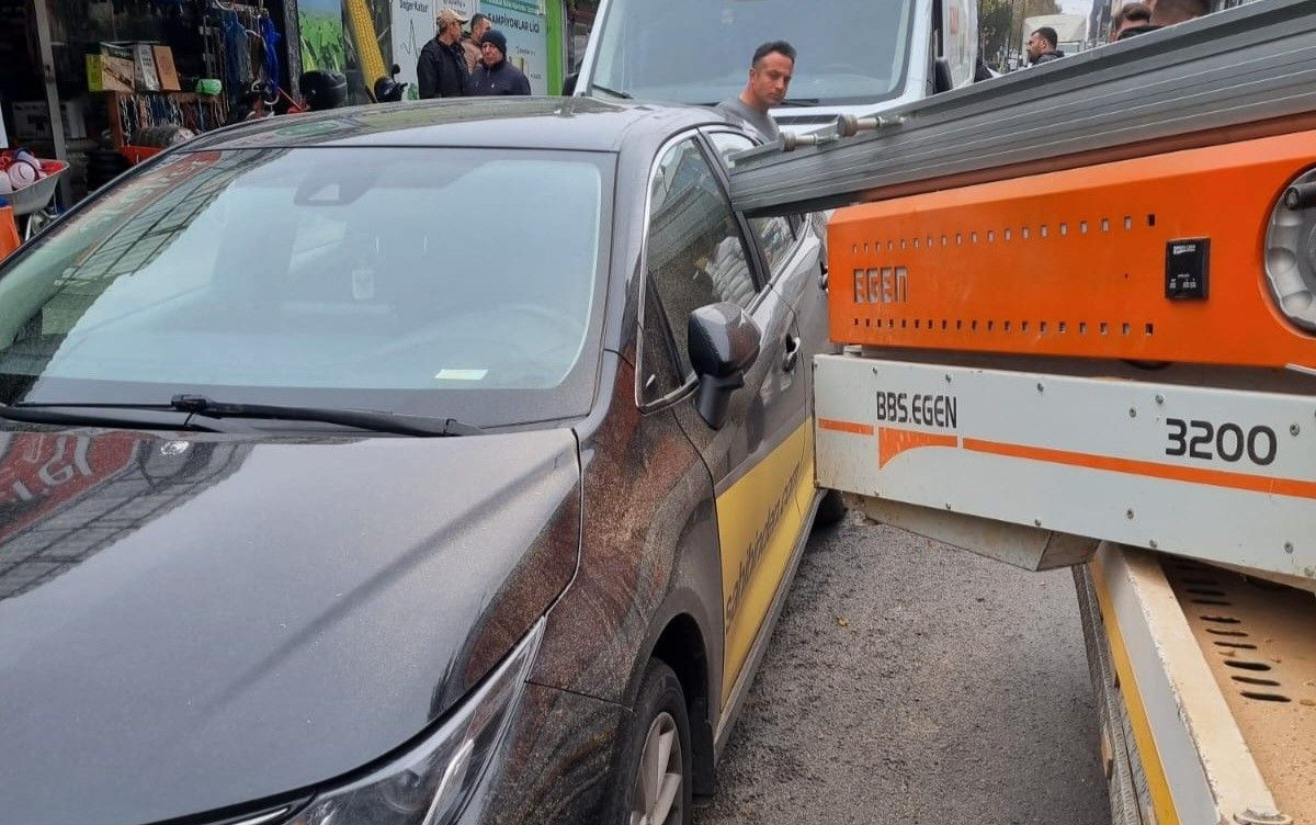 Kamyonetteki bıçkı makinesi otomobilin üzerine düştü - Sayfa 4