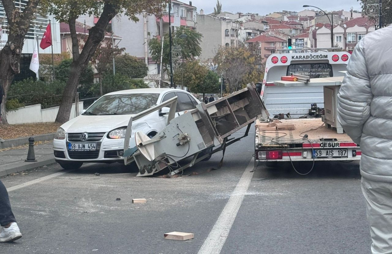 Kamyonetteki bıçkı makinesi otomobilin üzerine düştü - Sayfa 1