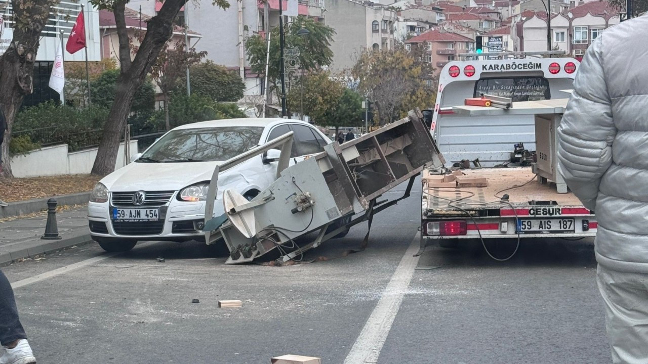 Kamyonetteki bıçkı makinesi otomobilin üzerine düştü