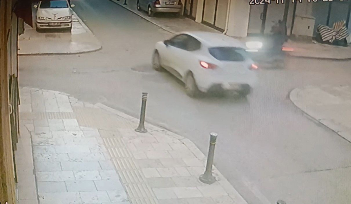 Otomobil ile motosikletin çarpışma anı kamerada: 1 yaralı - Sayfa 4