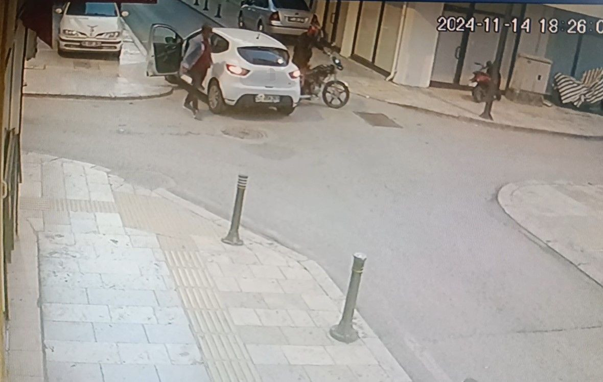 Otomobil ile motosikletin çarpışma anı kamerada: 1 yaralı - Sayfa 3