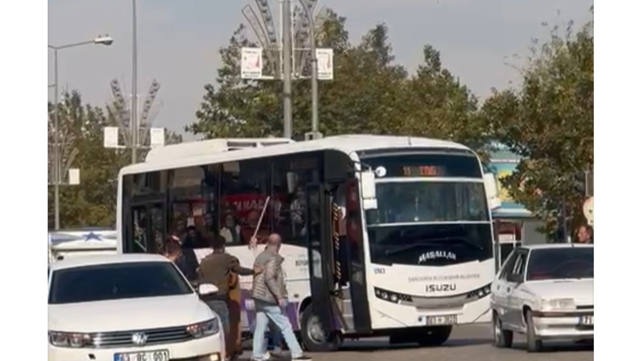 Yolcu minibüsünün şoförüne saldırı: Tekme, tokat ve sopalı kavga