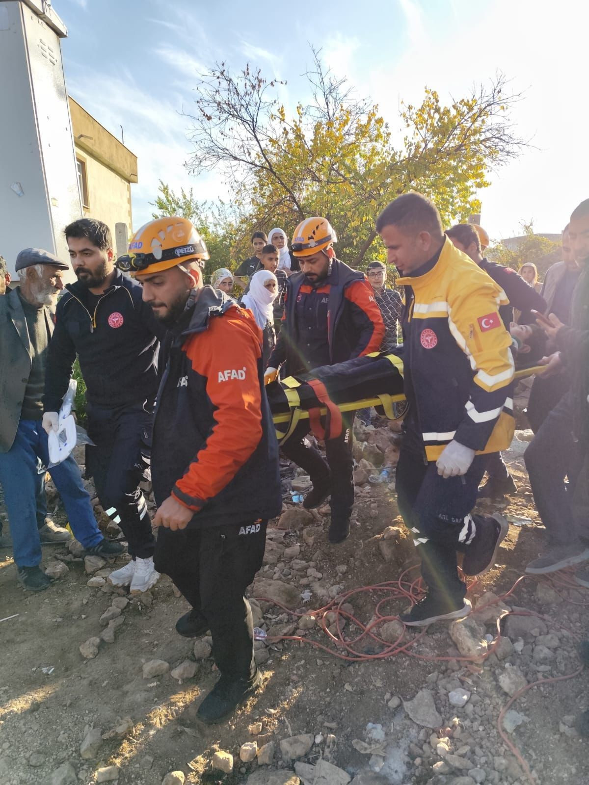 12 Yaşındaki Çocuk, Elektrik Direği Çukuruna Düştü - Sayfa 3