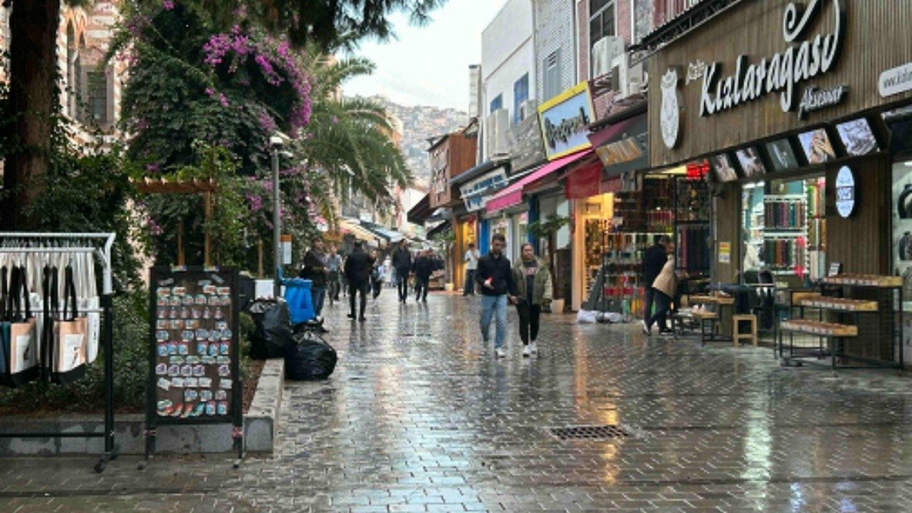 İzmir’de Sağanak Etkili Oldu: Kemeraltı’nı Su Bastı, Araçlar Mahsur Kaldı