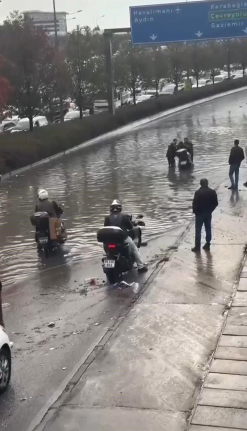 İzmir’de Sağanak Etkili Oldu: Kemeraltı’nı Su Bastı, Araçlar Mahsur Kaldı - Sayfa 4