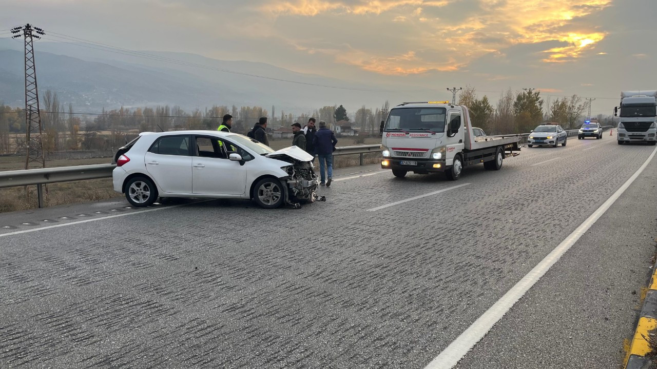 D100’de Bariyerlere Çarpan Otomobilin Sürücüsü Yaralandı