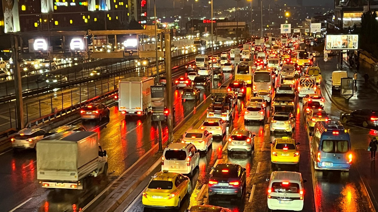 İstanbul'da Haftanın Son Günü Trafik Yüzde 90'a Ulaştı