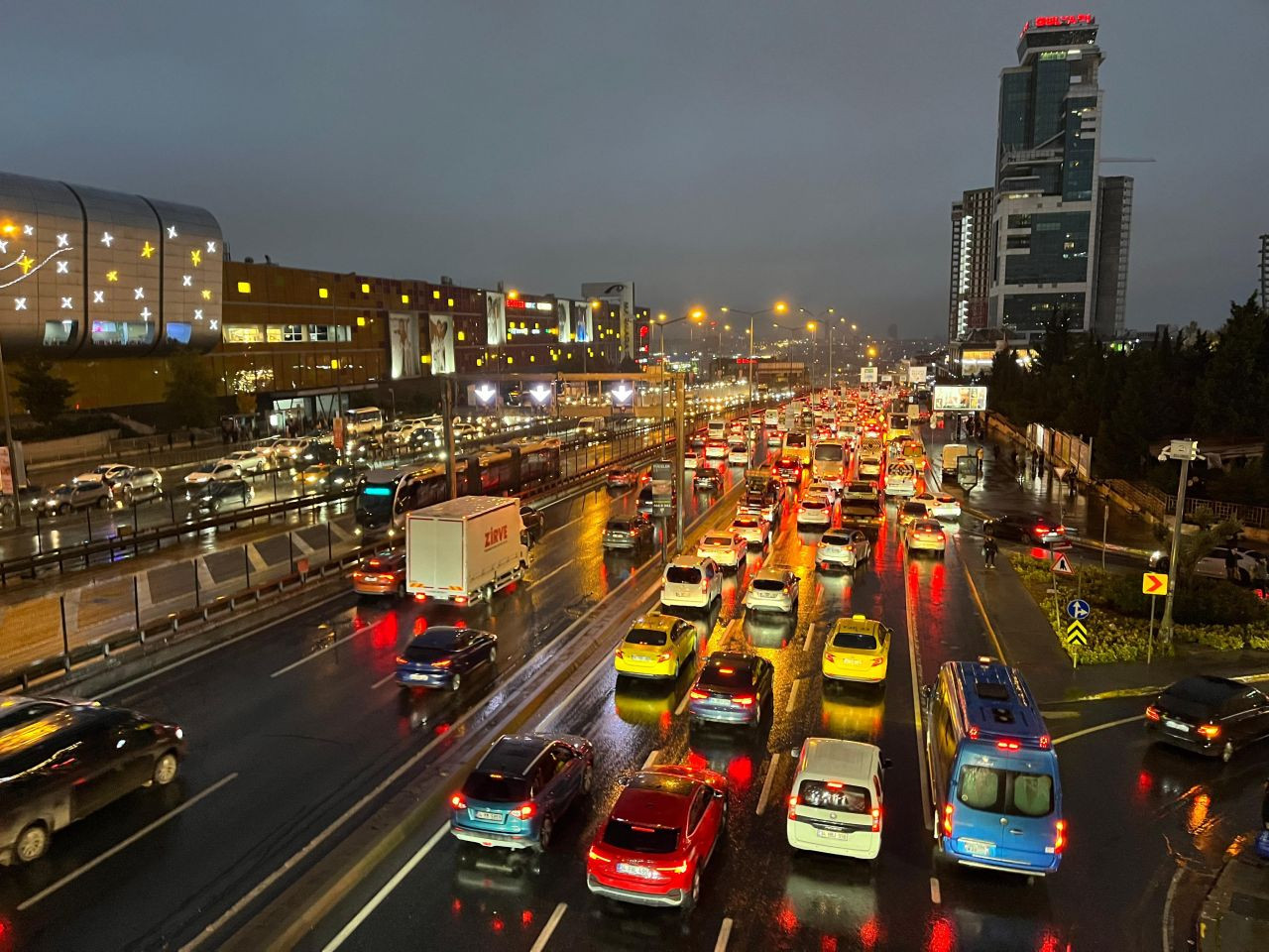 İstanbul'da Haftanın Son Günü Trafik Yüzde 90'a Ulaştı - Sayfa 1