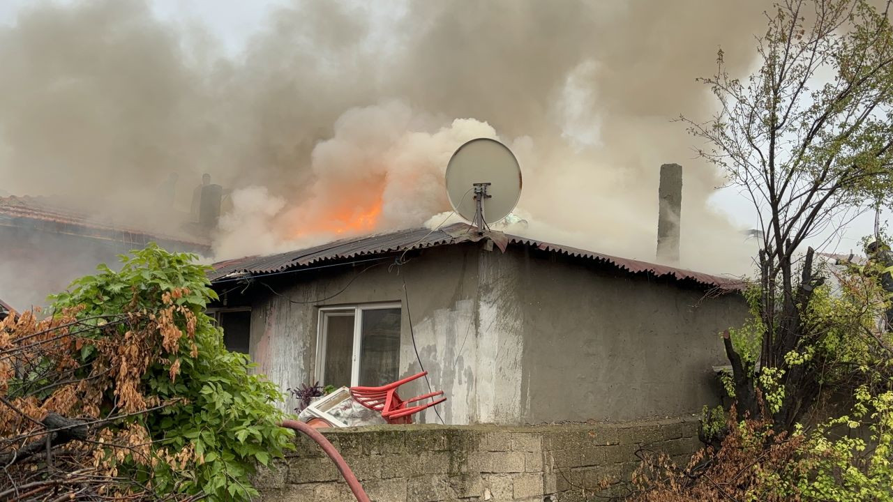 Edirne'de Gecekondu Yangını: Bir Kişi Dumandan Etkilendi - Sayfa 2