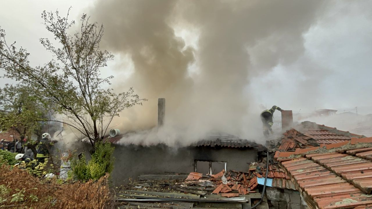 Edirne'de Gecekondu Yangını: Bir Kişi Dumandan Etkilendi - Sayfa 3