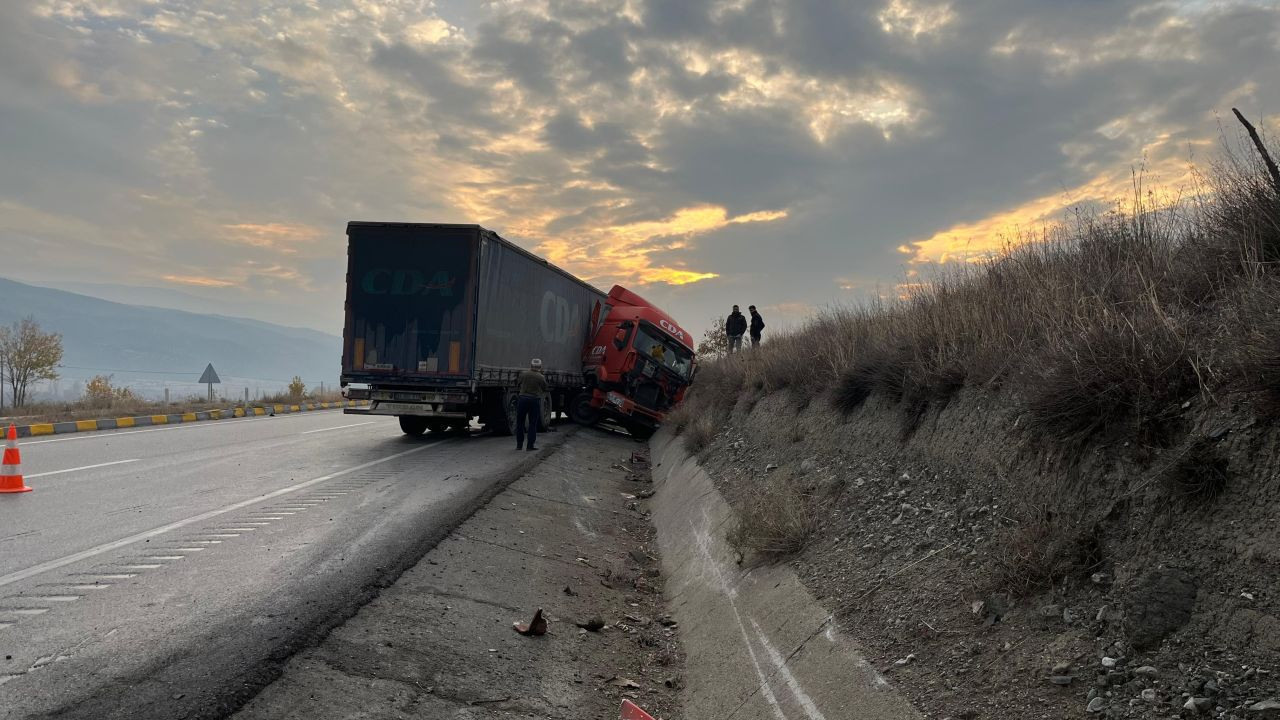 D100 Karayolu’nda Makaslayan Tır Trafiği Aksattı - Sayfa 2