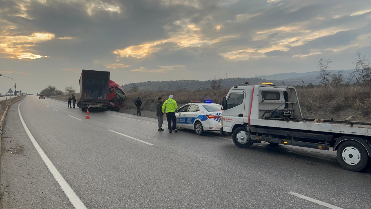 D100 Karayolu’nda Makaslayan Tır Trafiği Aksattı