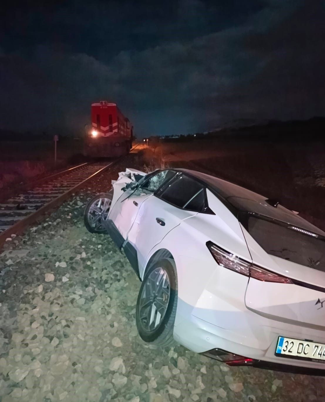 Isparta'da Yük Treni Otomobile Çarptı: Sürücü Ağır Yaralandı - Sayfa 1