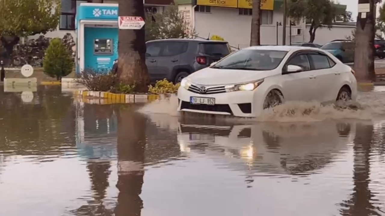 Ayvalık'ta Sağanak Yağış: Yollar Adeta Göle Döndü