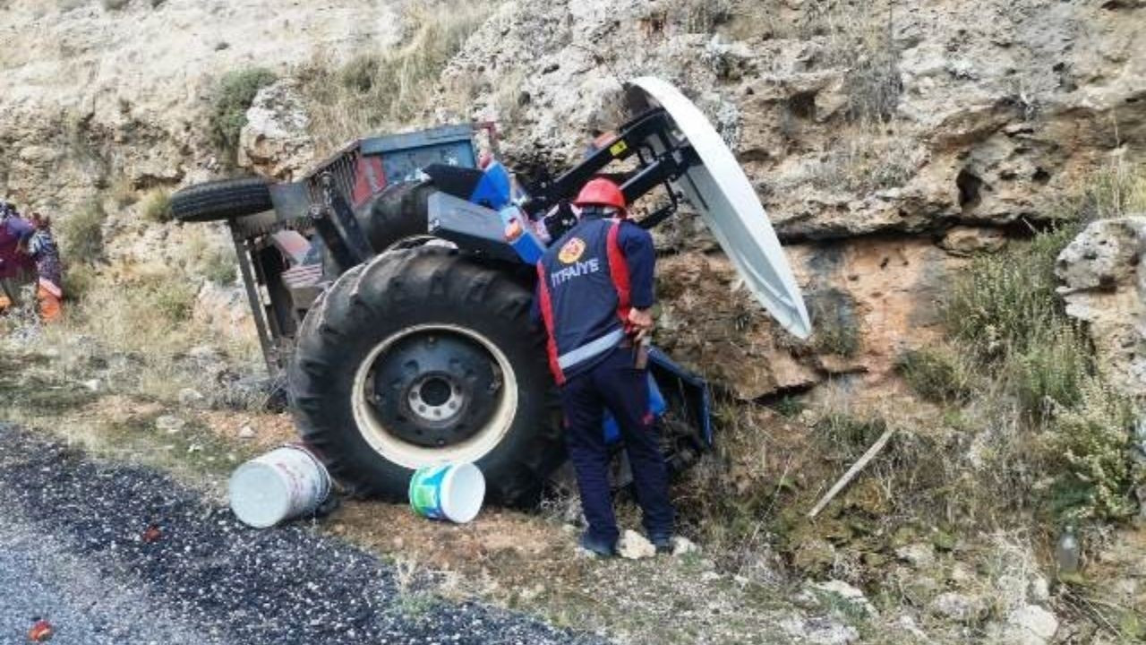 Mardin’de traktör, kayalara çarptı: 1 yaralı