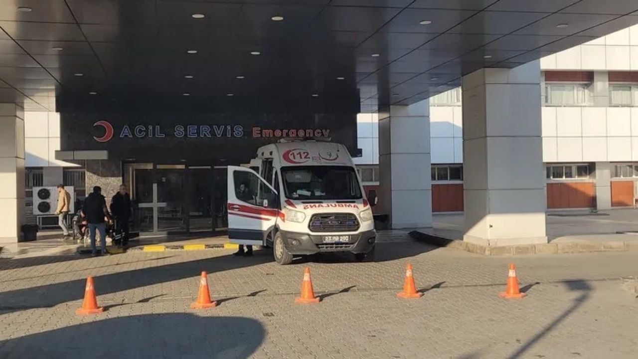 Elazığ'da Bir Operatör Tuvalete Gittiği Sırada Kepçeye Binen Gençler... - Sayfa 2