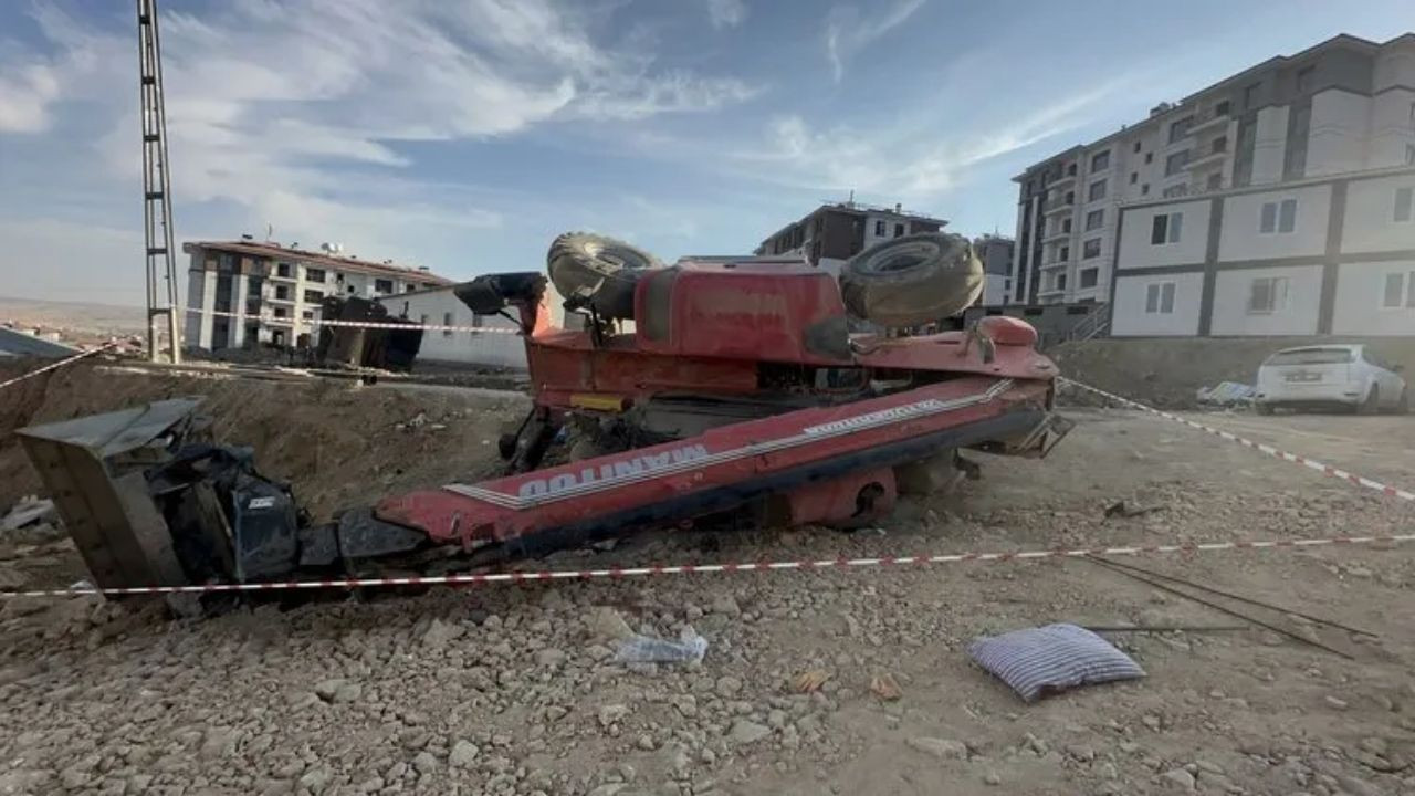 Elazığ'da Bir Operatör Tuvalete Gittiği Sırada Kepçeye Binen Gençler... - Sayfa 1