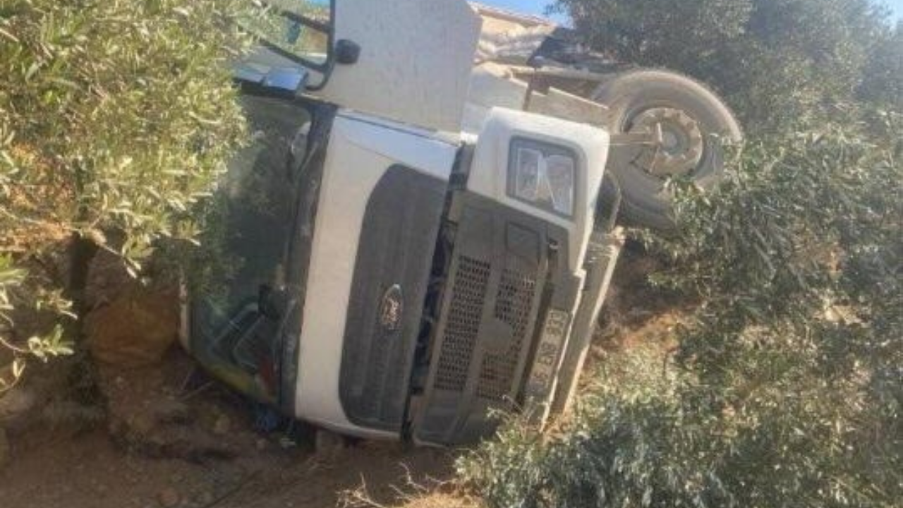 Manisa’da toprak yüklü kamyon zeytin bahçesine devrildi: 1 yaralı