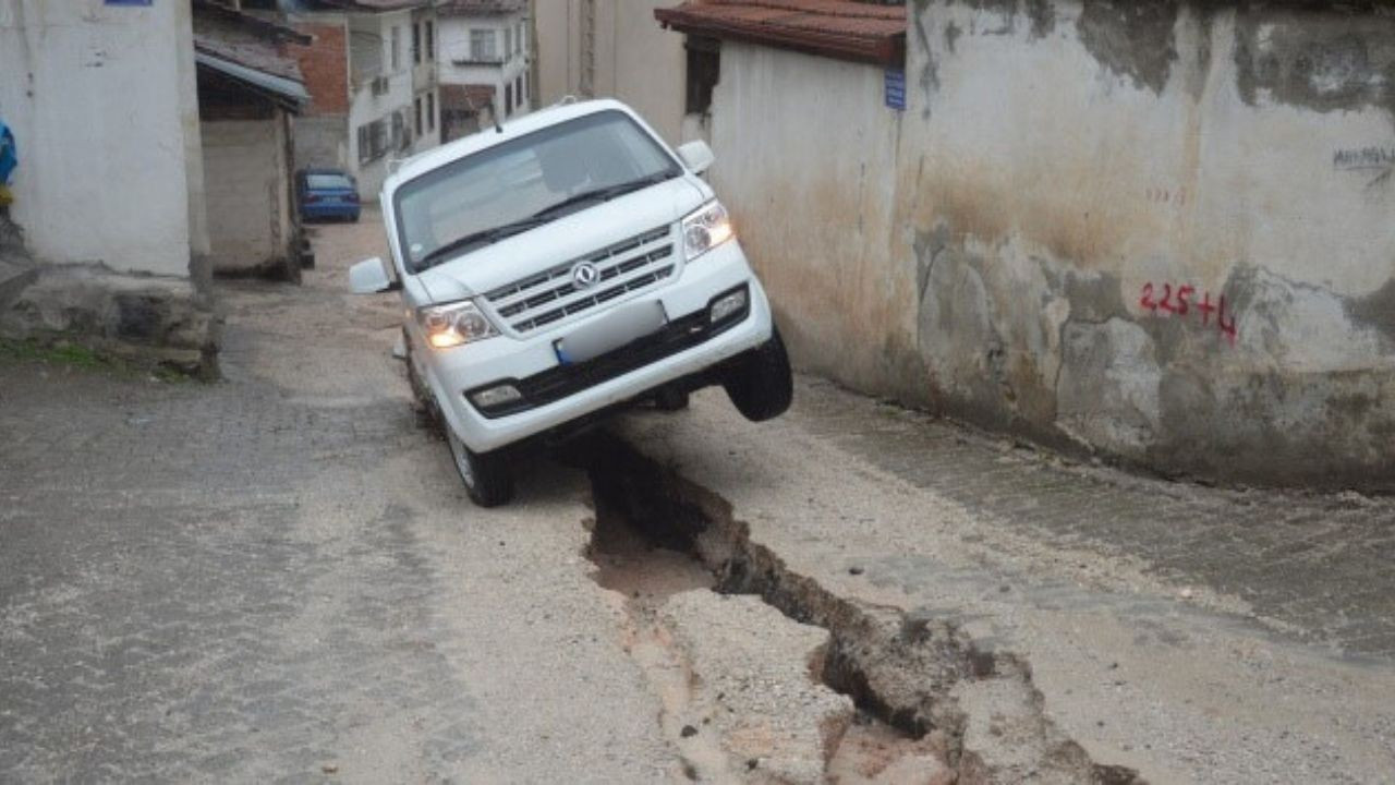 Tokat'ta, belediye çalışmaları yetersiz kaldı, araç çukura saplandı