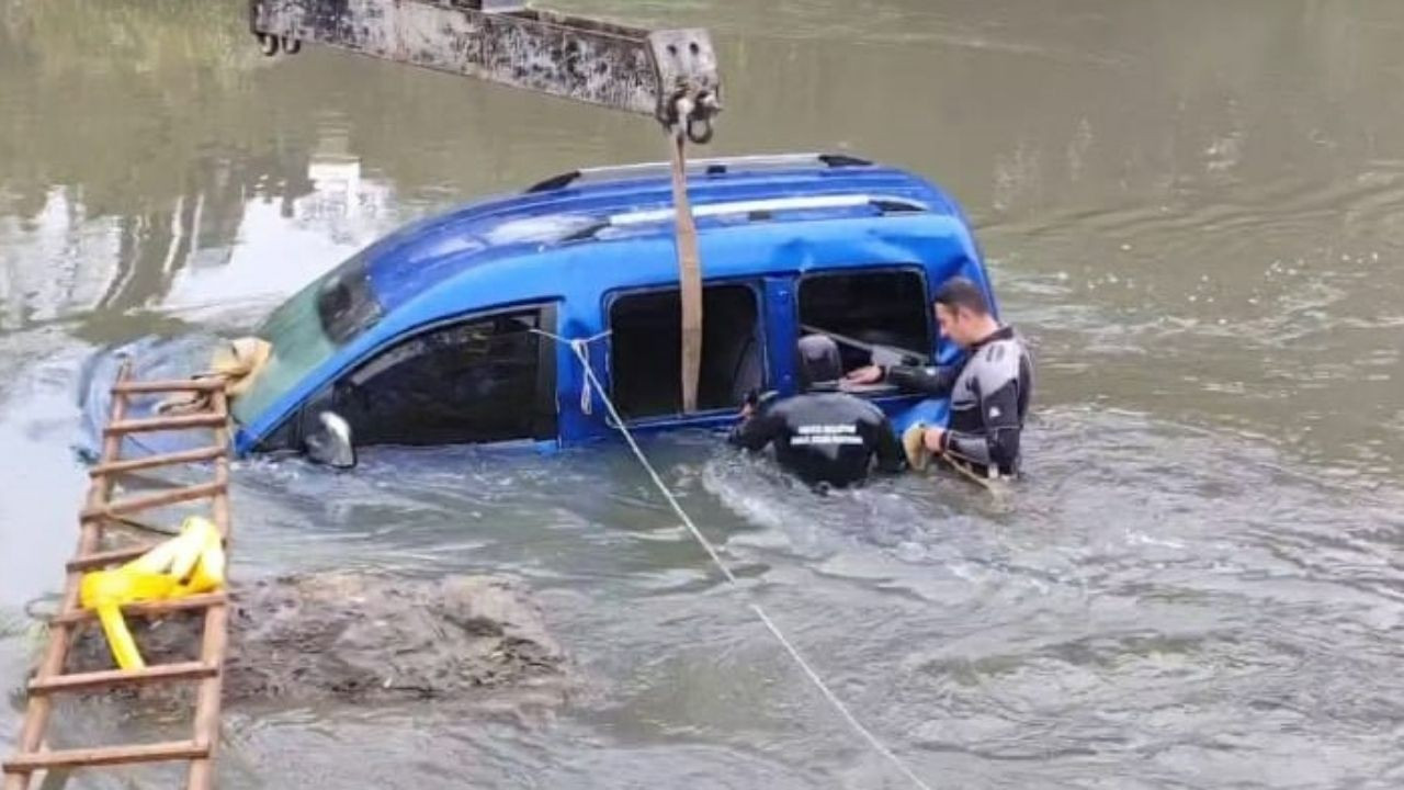 Yeşilırmak Nehri’ne düşen aracı ekipler çıkardı