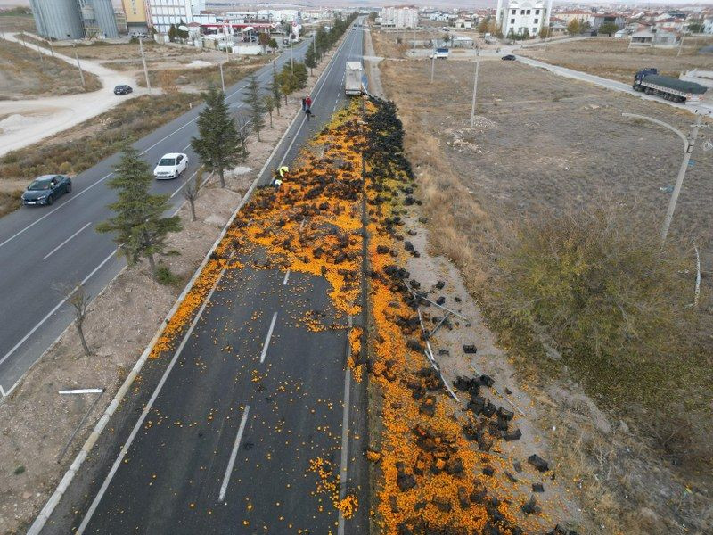 10 ton mandalina kara yolunu yarım saat ulaşıma kapattı - Sayfa 1