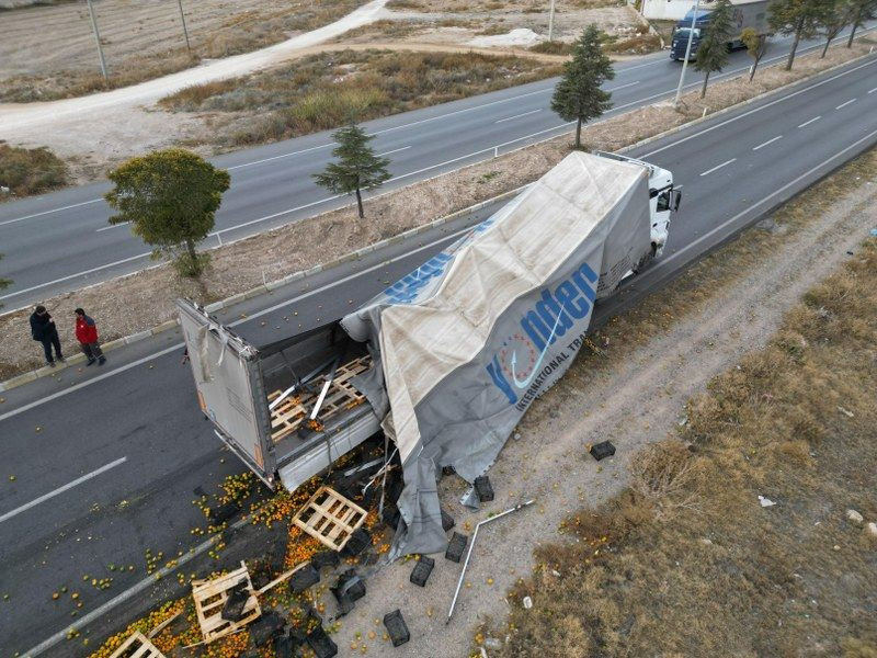 10 ton mandalina kara yolunu yarım saat ulaşıma kapattı - Sayfa 2