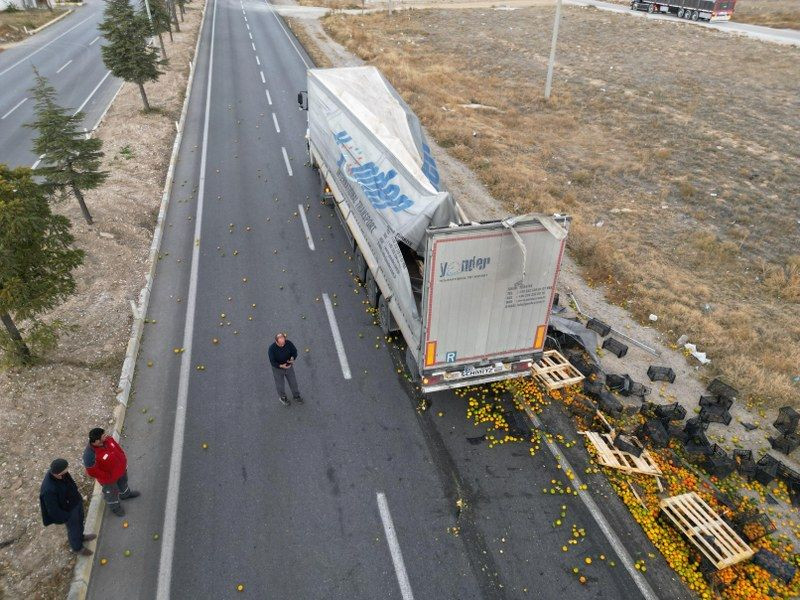 10 ton mandalina kara yolunu yarım saat ulaşıma kapattı - Sayfa 3