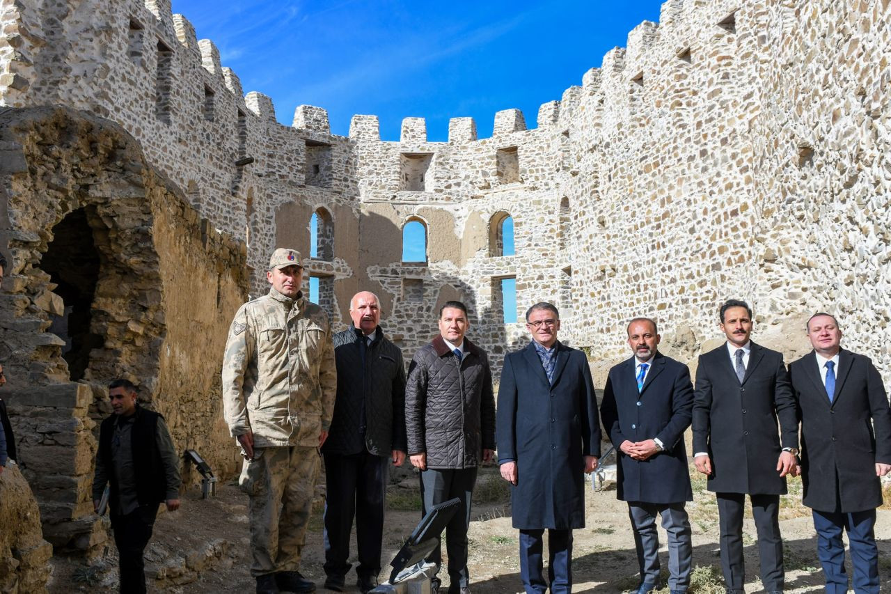 İhtişamlı Yapısıyla Görenleri Büyüleyen Hoşap Kalesi Restorasyonda - Sayfa 1