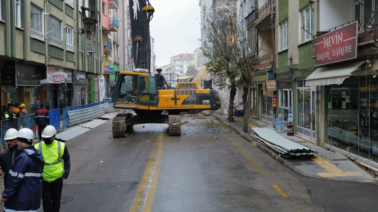 Doğal gaz patlaması sonrası Hilal Apartmanı’nın yıkımına başlandı - Sayfa 1