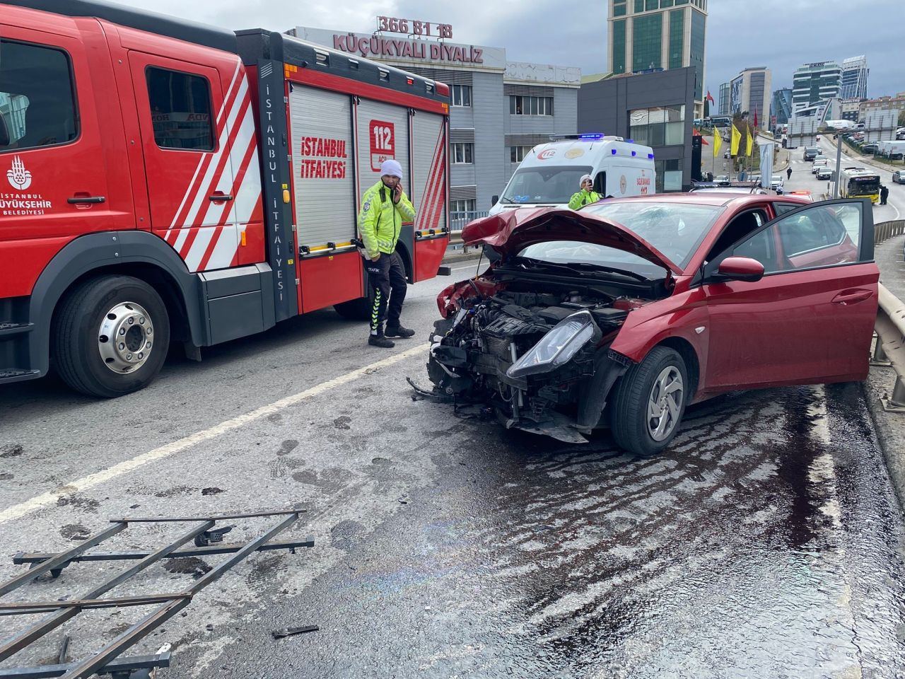 Maltepe'de iki araç kafa kafaya çarpıştı: 5 yaralı - Sayfa 4