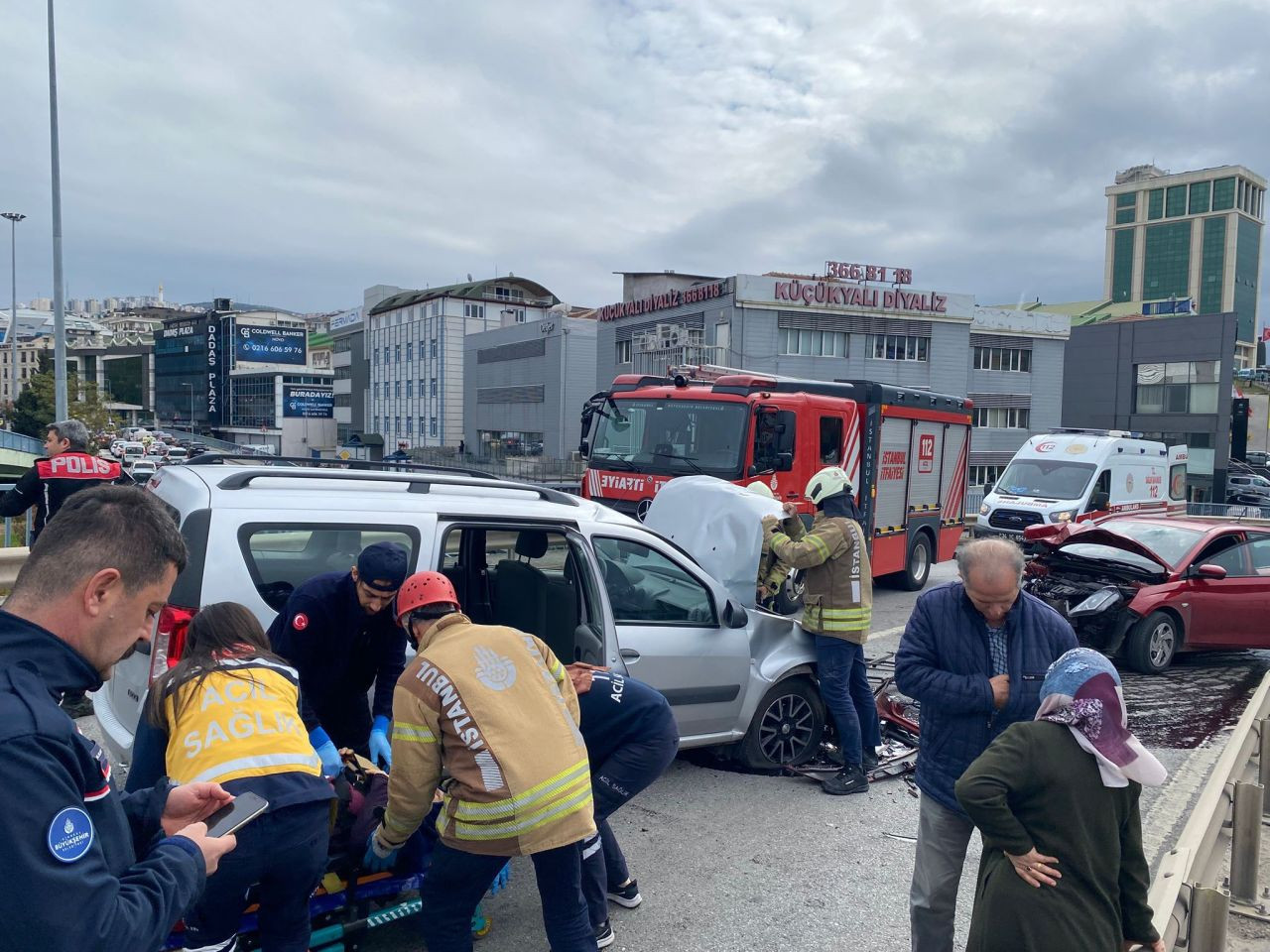 Maltepe'de iki araç kafa kafaya çarpıştı: 5 yaralı - Sayfa 2