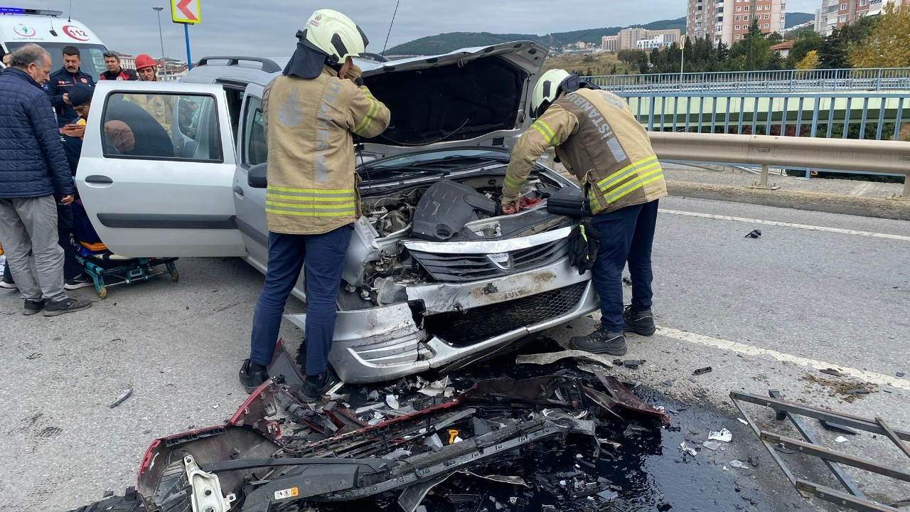 Maltepe'de iki araç kafa kafaya çarpıştı: 5 yaralı