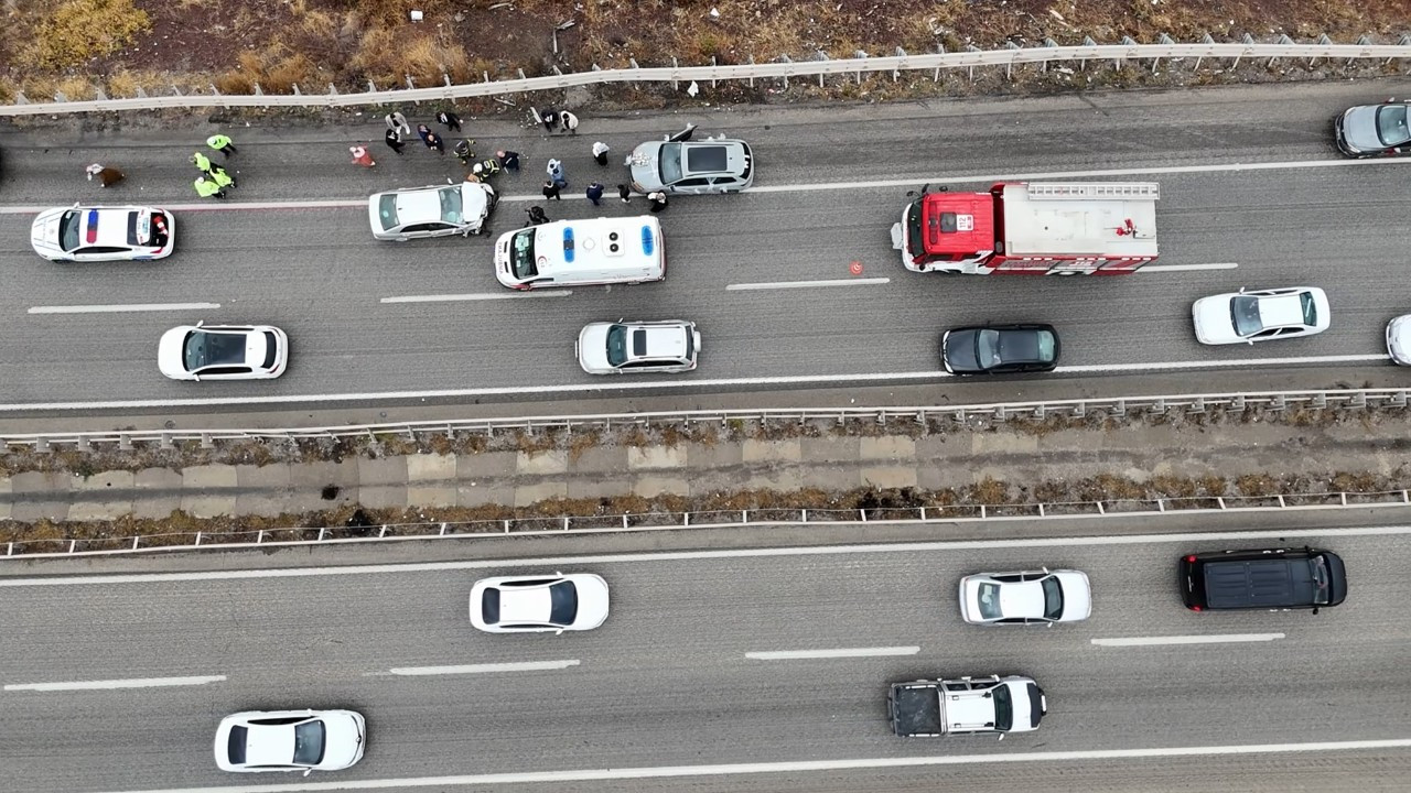 Yağmurla gelen kazalar: Düğün konvoyundaki otomobil bariyere çarptı, 5 kişi yaralandı