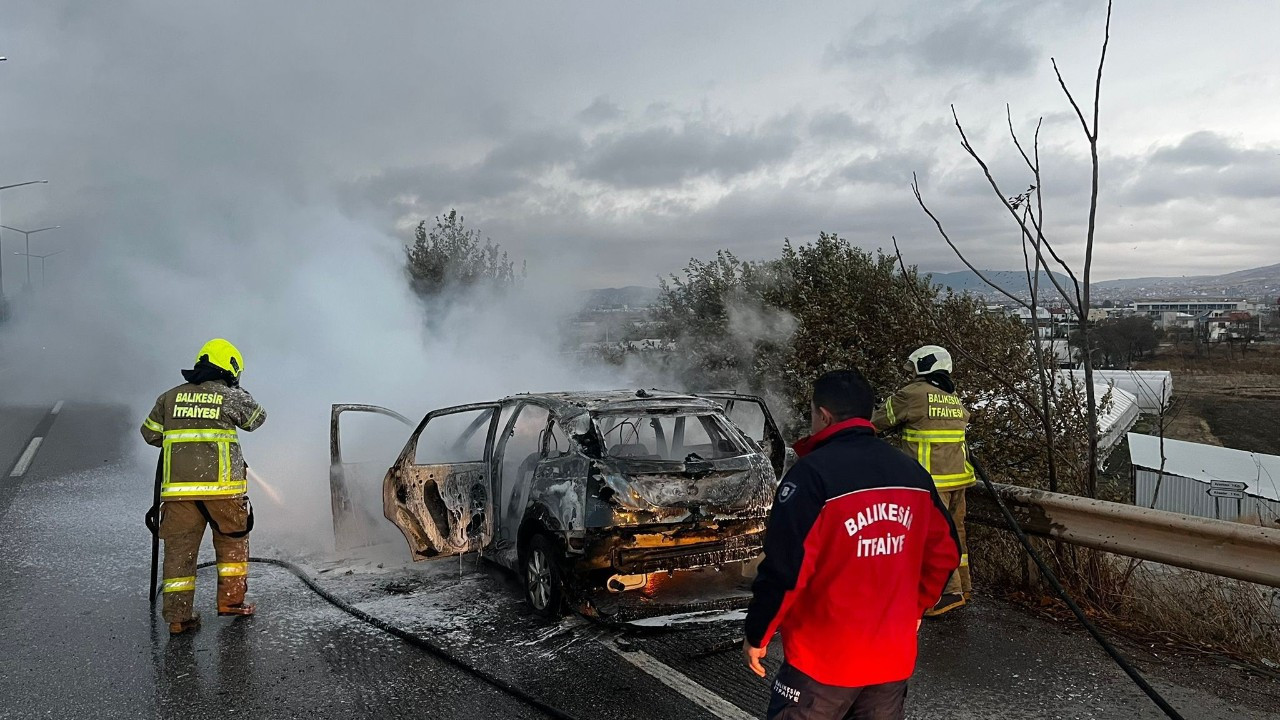 Balıkesir'de otomobil seyir halindeyken yandı