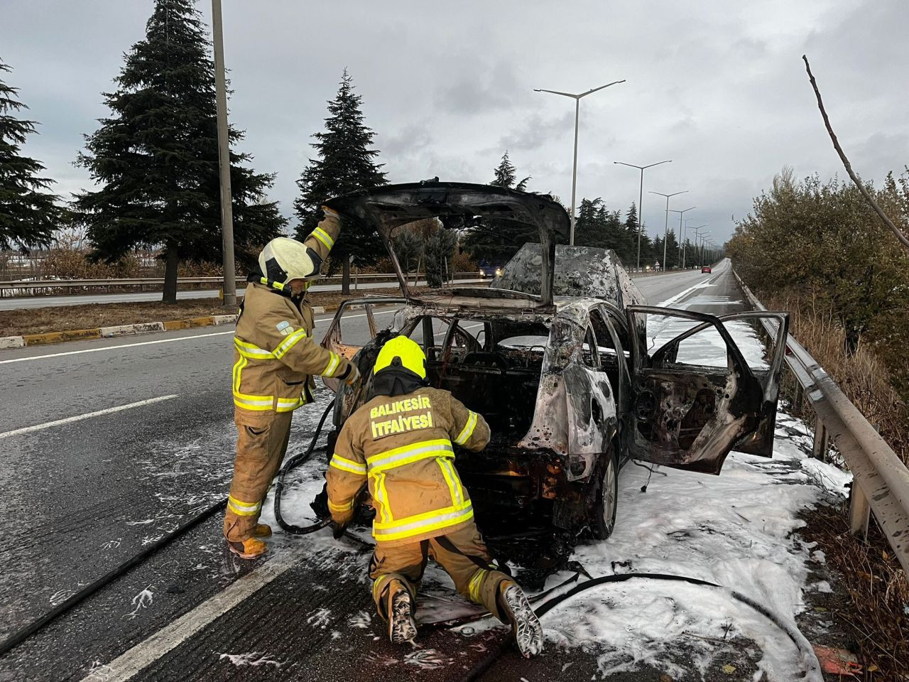 Balıkesir'de otomobil seyir halindeyken yandı - Sayfa 2