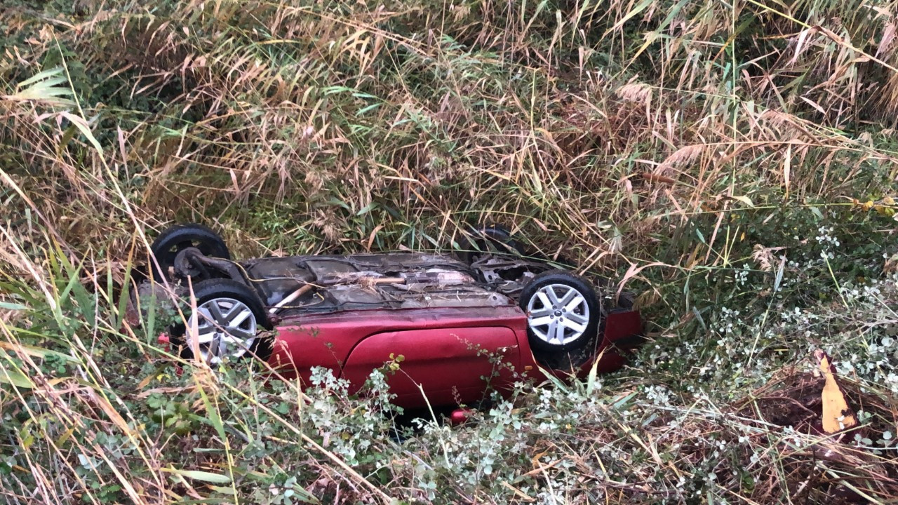 Takla atarak dereye uçan otomobilden burnu bile kanamadan çıktı