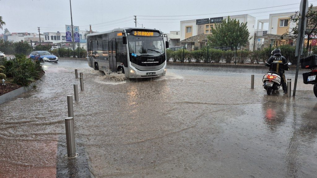 Bodrum'da Yağış Etkisini Arttırdı: Yollarda Su Birikintileri Oluştu! - Sayfa 6