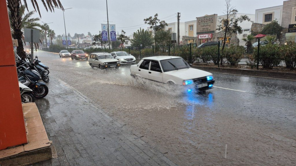 Bodrum'da Yağış Etkisini Arttırdı: Yollarda Su Birikintileri Oluştu! - Sayfa 7