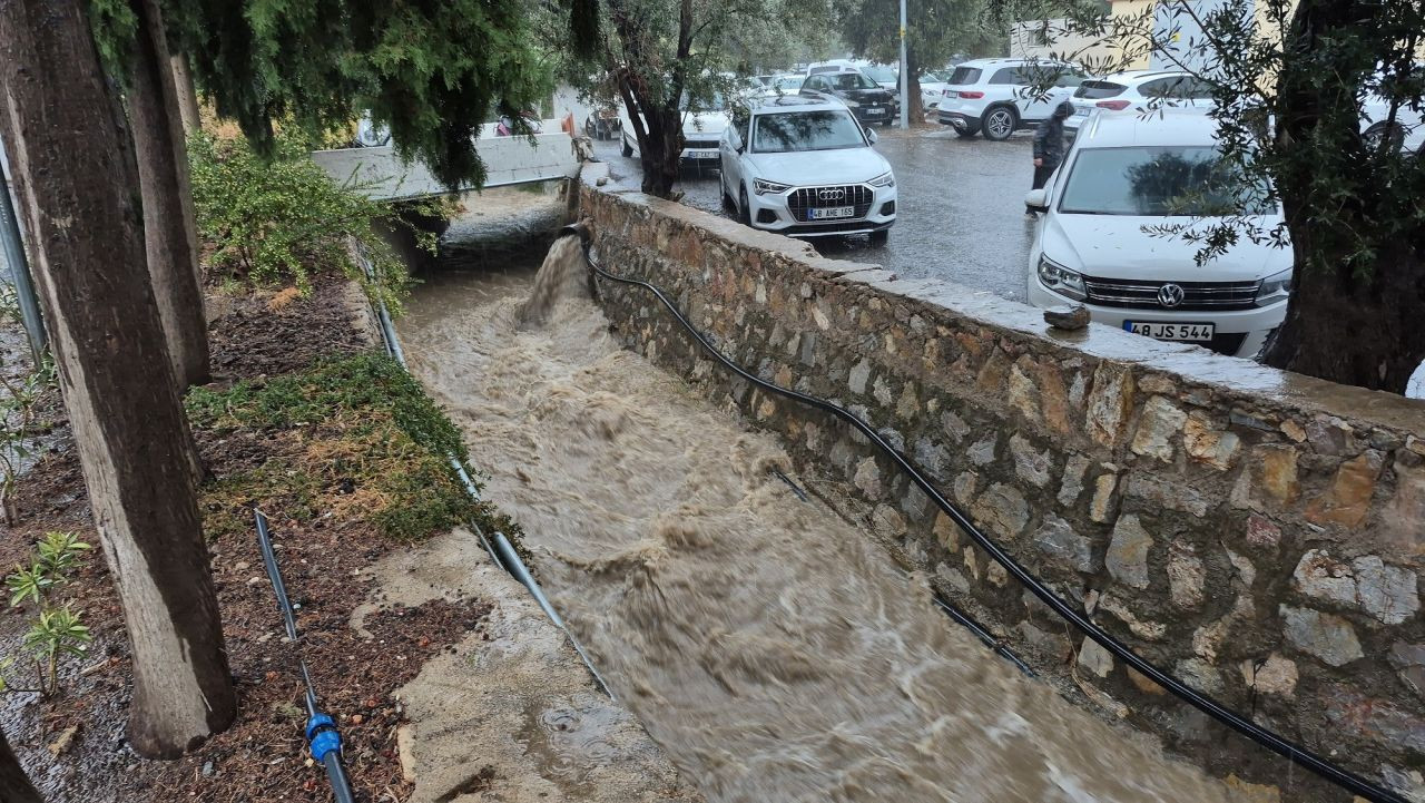 Bodrum'da Yağış Etkisini Arttırdı: Yollarda Su Birikintileri Oluştu! - Sayfa 3