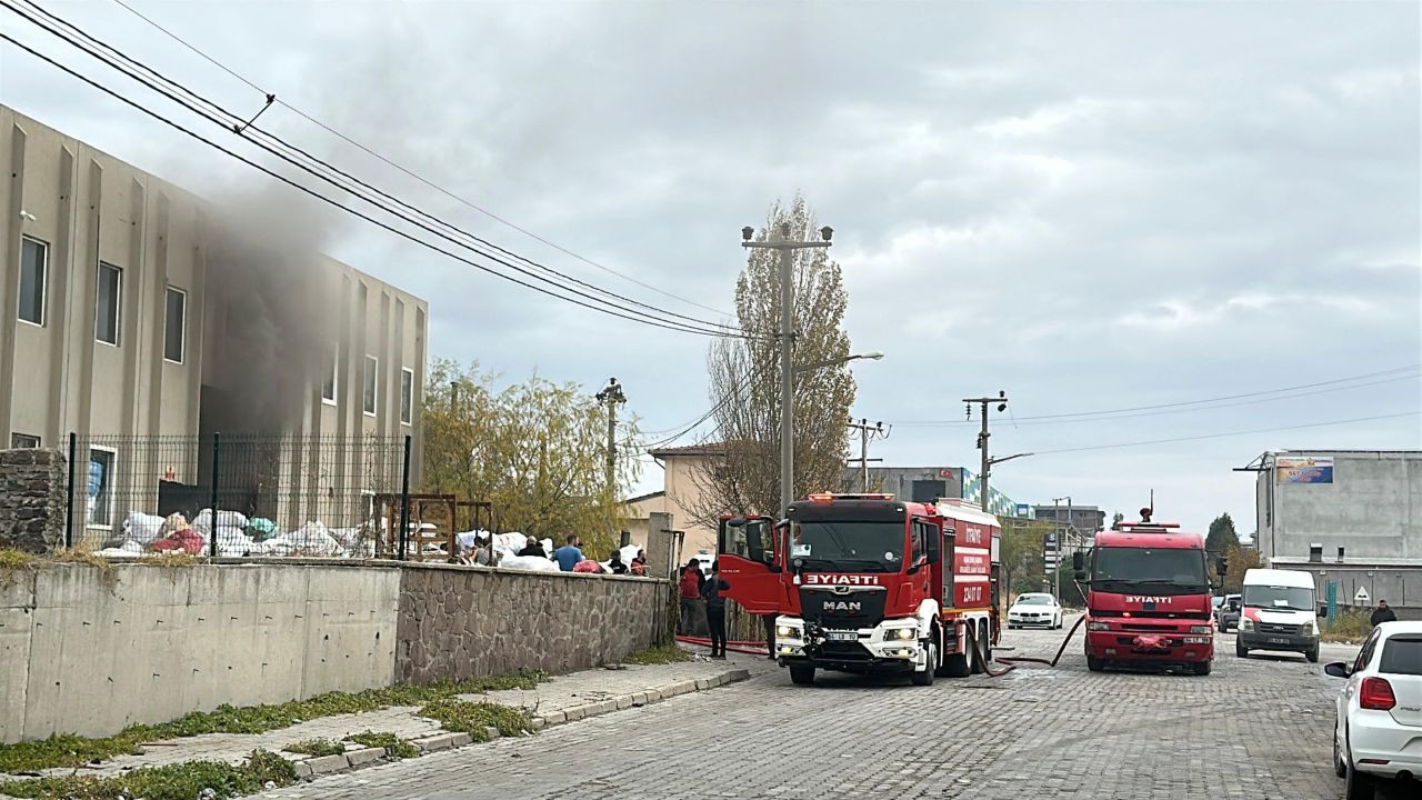 Uşak'ta tekstil fabrikasında çıkan yangın söndürüldü - Sayfa 1