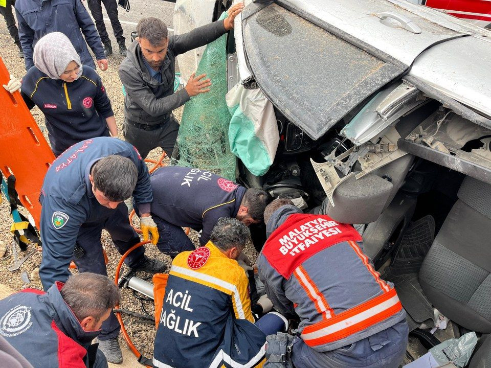 Malatya'da kontrolden çıkan araç şarampole devrildi: 5 yaralı - Sayfa 5