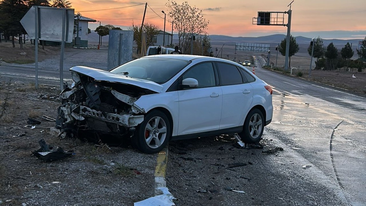 Kırıkkale'de Kafa Kafaya Çarpışan Otomobillerde 2 Yaralı