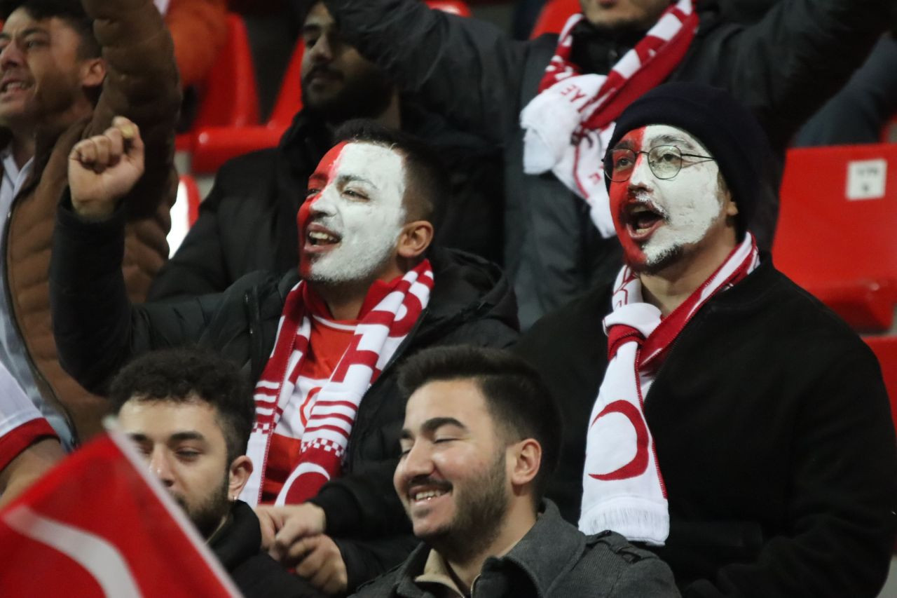 Kadir Has Stadı’nda Milli Maç Coşkusu: Galler Maçı Öncesi Renkli Görüntüler - Sayfa 1