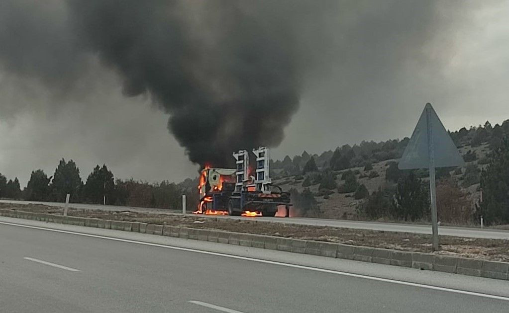 Konya’da Oto Çekici Alev Alev Yandı, Karayolunda Trafik Kilitlendi - Sayfa 1