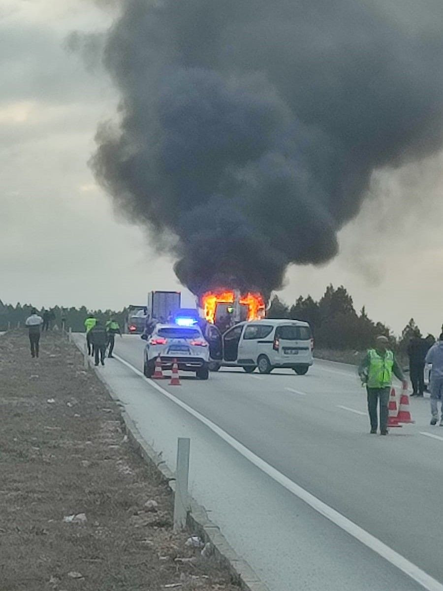 Konya’da Oto Çekici Alev Alev Yandı, Karayolunda Trafik Kilitlendi - Sayfa 2