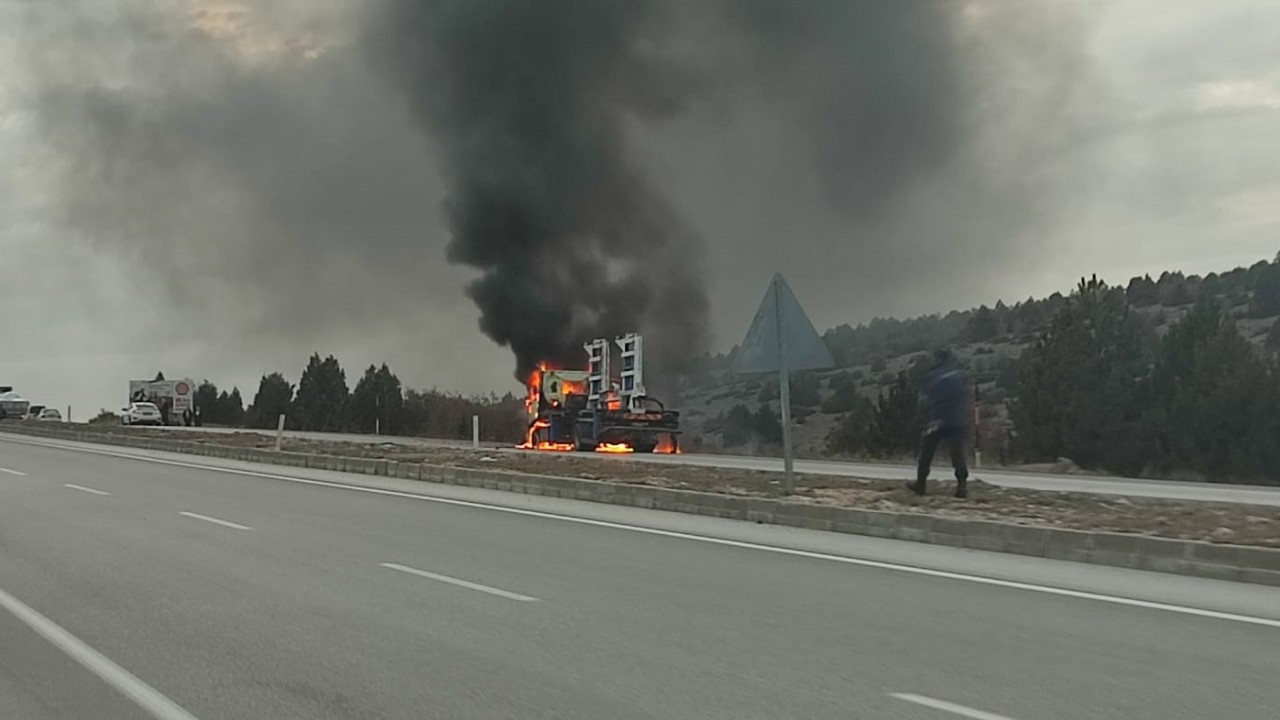 Konya’da Oto Çekici Alev Alev Yandı, Karayolunda Trafik Kilitlendi