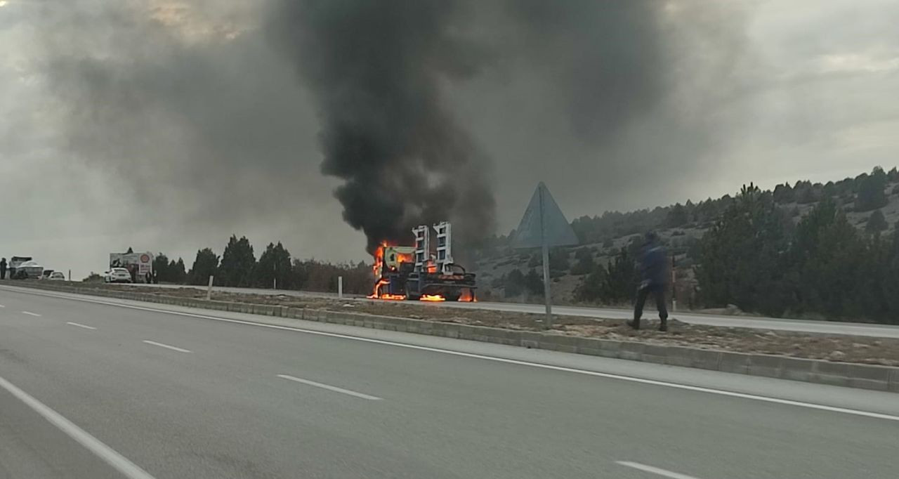 Konya’da Oto Çekici Alev Alev Yandı, Karayolunda Trafik Kilitlendi - Sayfa 3