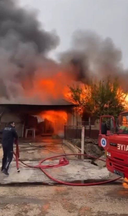 Antalya Kumluca’da Gecekondu Yangını, Ev Kullanılamaz Hale Geldi - Sayfa 1